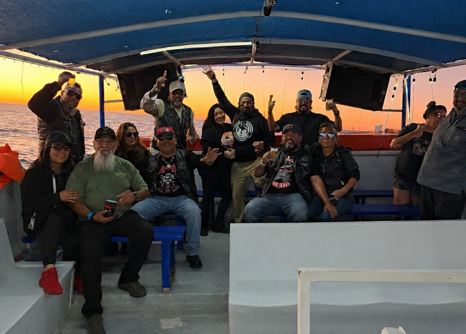 Grupo celebrando a bordo de Ocean Pachanga