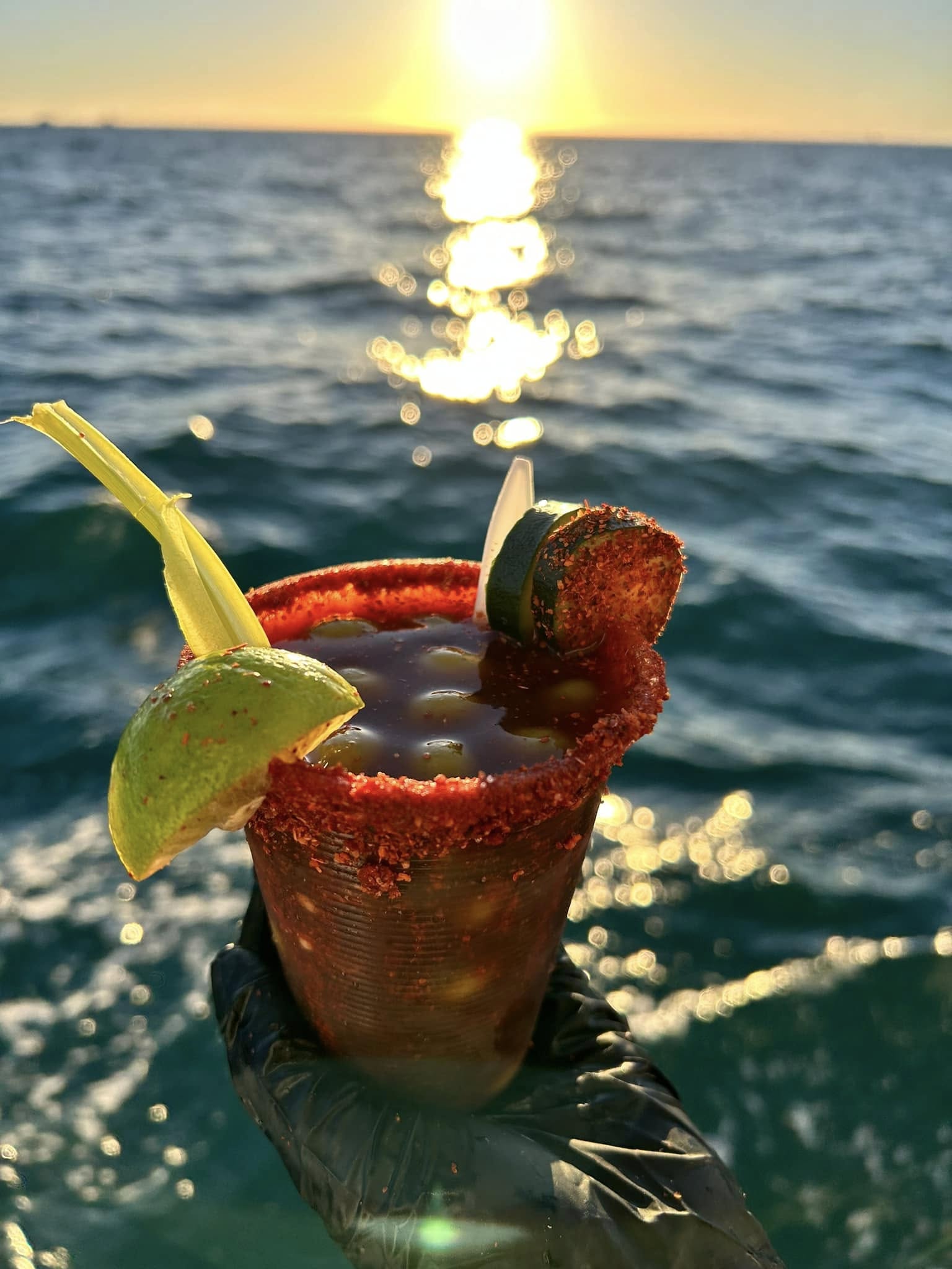 Michelada picante frente al atardecer del Mar de Cortés